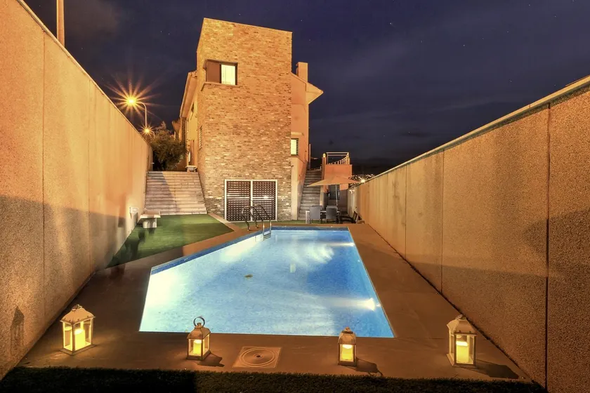 NEW VILLA-PRIVATE POOL-4BEDROOMS-PRIVATE PARKING - Image 1