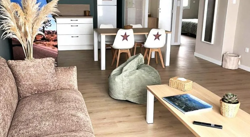 Appartement cosy ambiance Hollywood dans résidence avec piscine 2 pers parking gratuit - Image 1