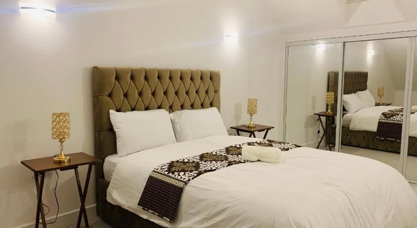 Deluxe En suite Bedroom with free on site parking - Image 1