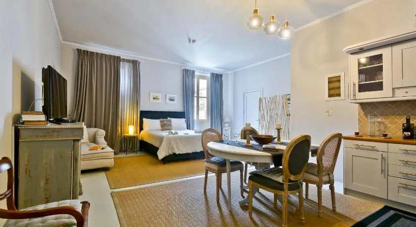LISTON'S Central Suites - Image 1