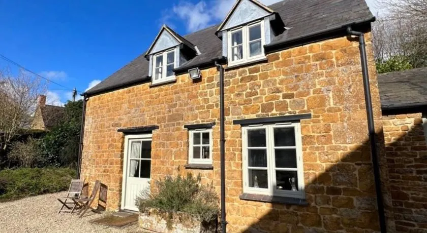 Charming Cotswold stone cottage in the Oxfordshire countryside - Image 1