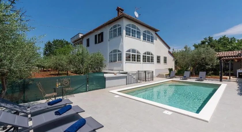 HH Korsa with pool - Image 1