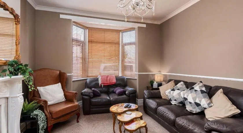 Charming 2 Bedroom House on the Iconic Humberside - Image 1