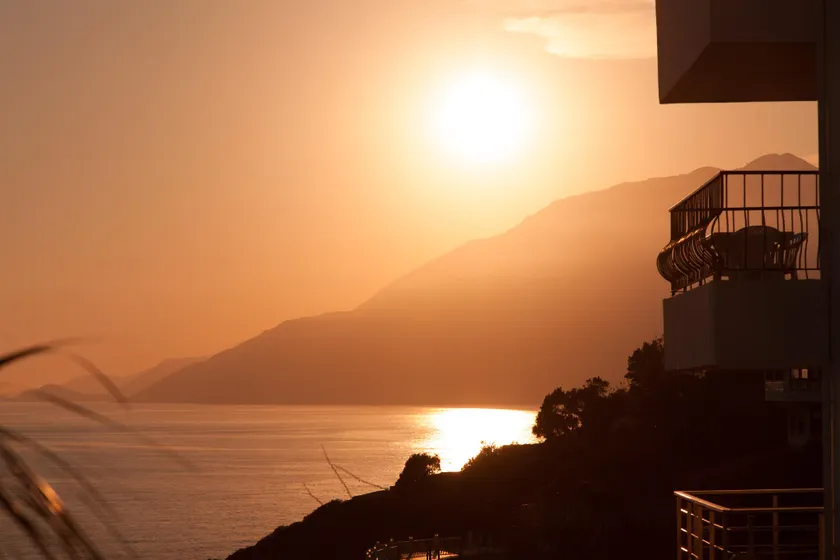 Sunset Villa Hotel - Image 1