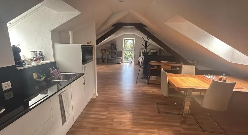 Bright attic apartment with charm - Image 1