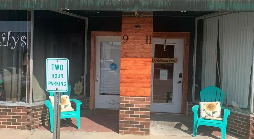 Storefront apartment - Image 1