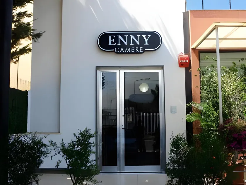 Enny Camere - Image 1
