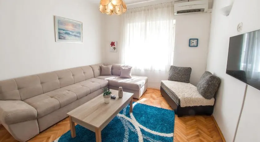 Apartment Tiger Lily - Image 1