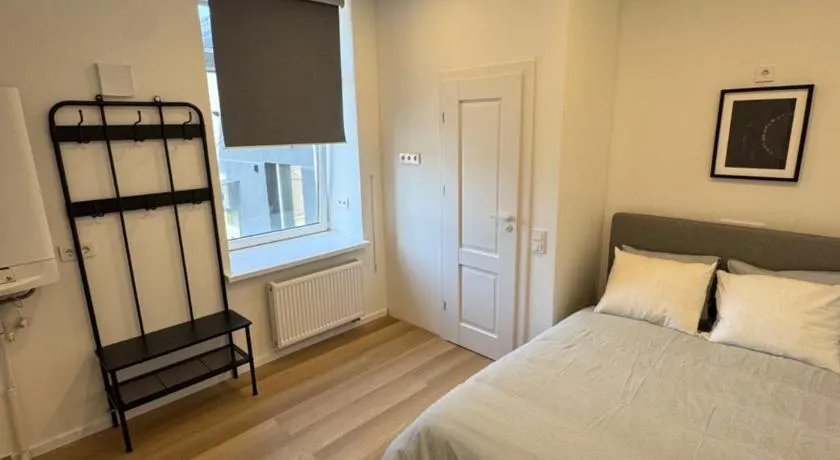 11A Airport Apartment - Image 1