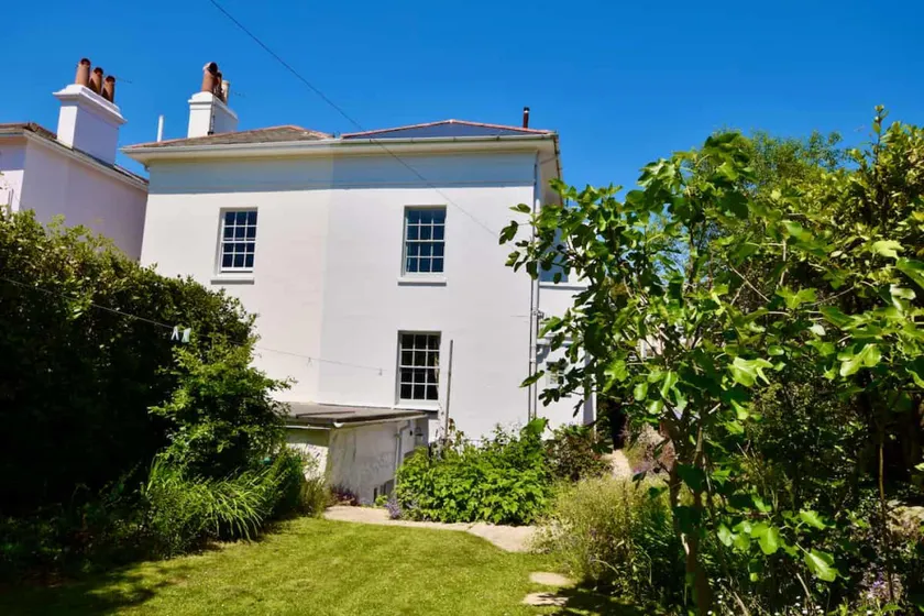Arden Villa, sleeps 8, moments from the golden sandy beach of Ryde - Image 1