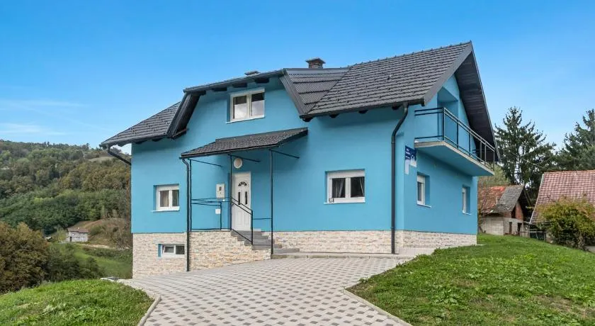 4 - Bedroom House With Hot Tub & Sauna - Happy Rentals - Image 1