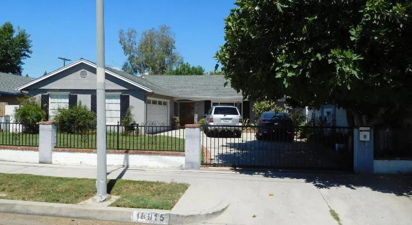 Nice Northridge 4-2-2 home near CSUN and Pierce College - Image 1