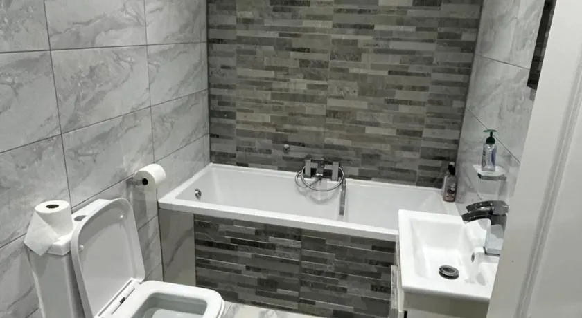 6 bedroom, North London Home - Sleeps 12 - Parking - Central location - Image 1