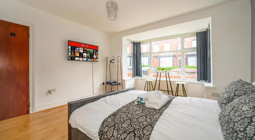 11HS6 - Cozy Double Room in West Yorkshire - Image 1