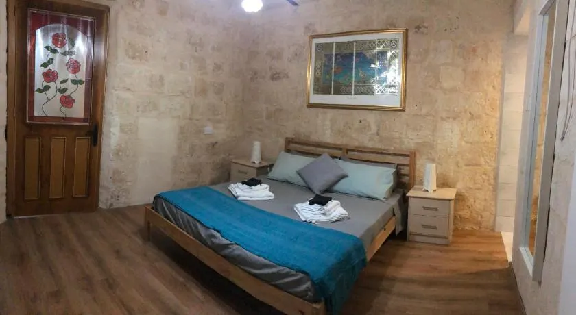 Floriana Cosy Townhouse 5 min walk to Valletta - Image 1