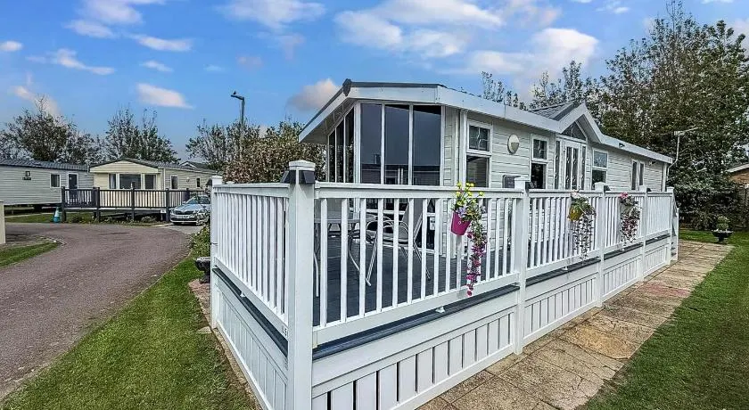Great 6 Berth Caravan By The Beach At California Cliffs In Scratby Ref 50010L - Image 1