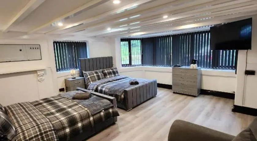 Rainsough Cottage Guest House - Shared Bathroom - Free Parking & WiFi - Image 1