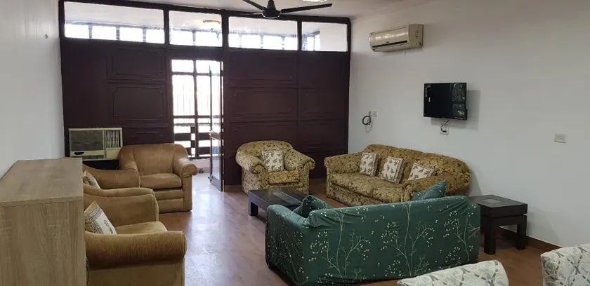 Spacious 4bhk apartment - Image 1