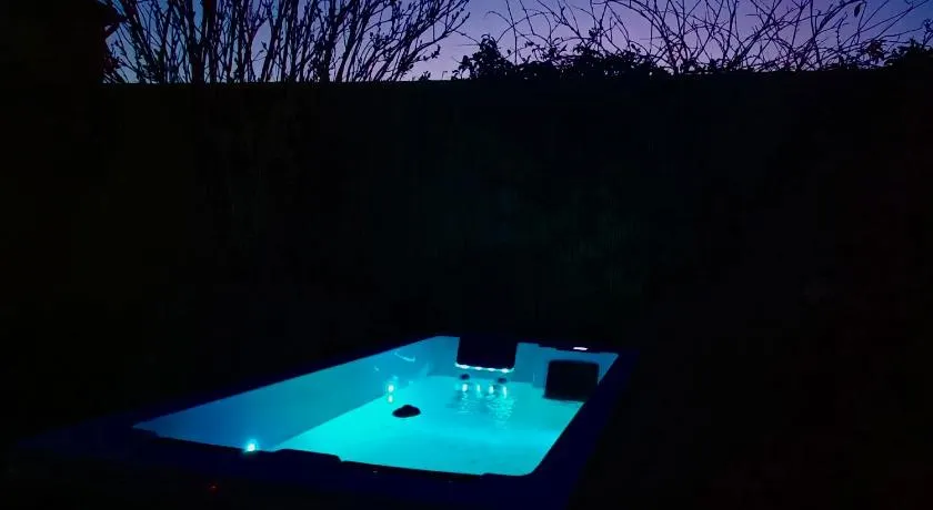 Séjour Détente avec son spa privatif proche de la Cité de Carcassonne et du Canal du Midi - Image 1