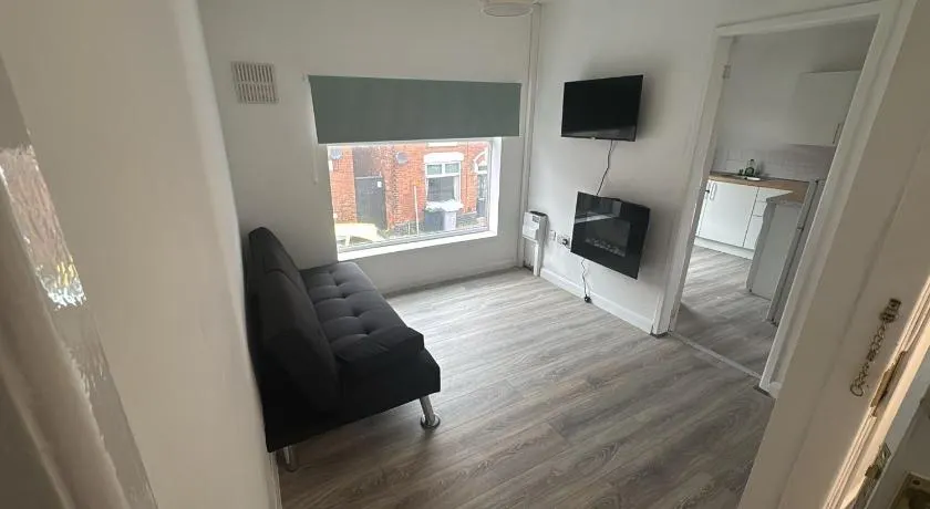 Train Station Cosy 2 Bed Apartments - Free Parking & WiFi - Image 1