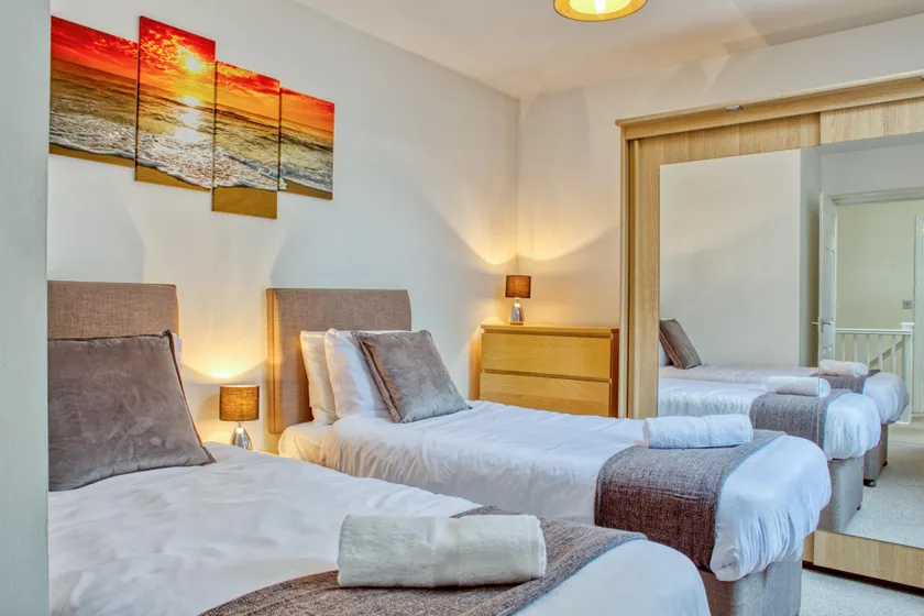 OPP Apartments HW -Contractors, M5 link, Sowton, Exeter City, free parking&Wifi - Image 1