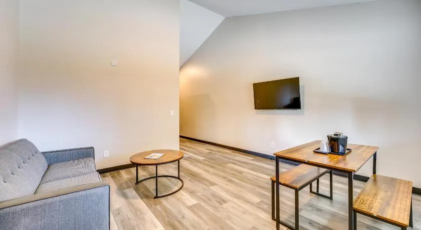 1 MI to Lighthouse Beach: Sleek Studio Apt - Image 1