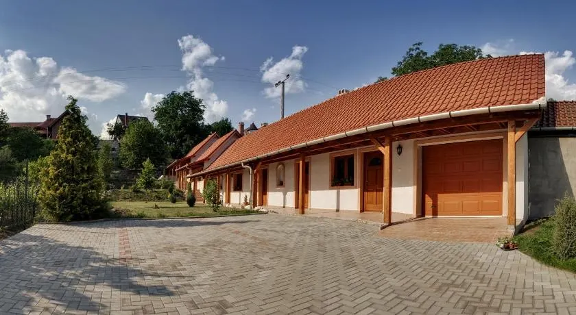 Nyitott Kapu Vendégház - Image 1
