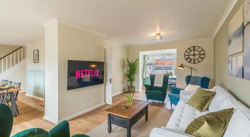 4 Bed City House with Private Garden and Parking - Image 1