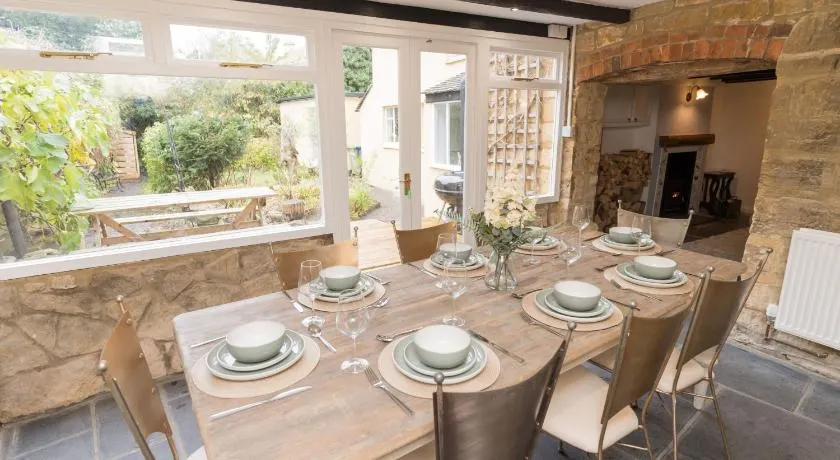 Honeystone Cottage, Stanton, Broadway - Sleeps 9 - Image 1