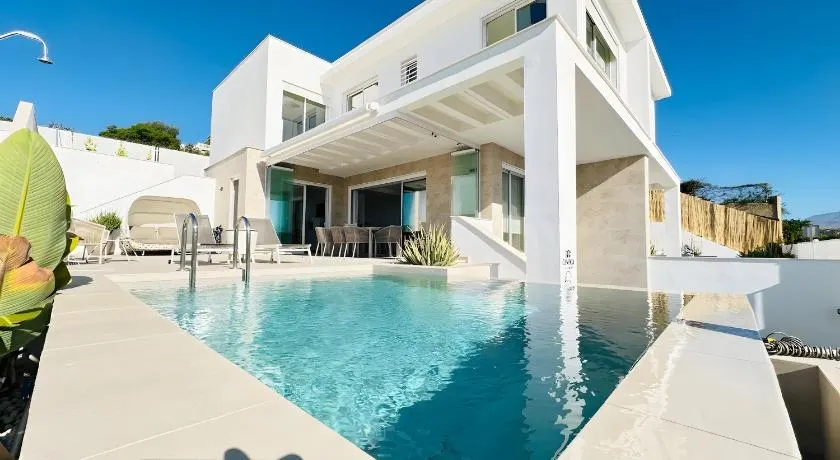 Villa avec internet haut débit, barbecue et piscine privée | Vue plage | Parfaite pour le travail à distance - Image 1