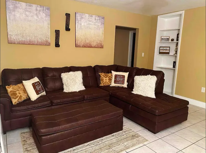 Lovely 2 Bedroom Condo With Free Parking & Wifi!! - Image 1