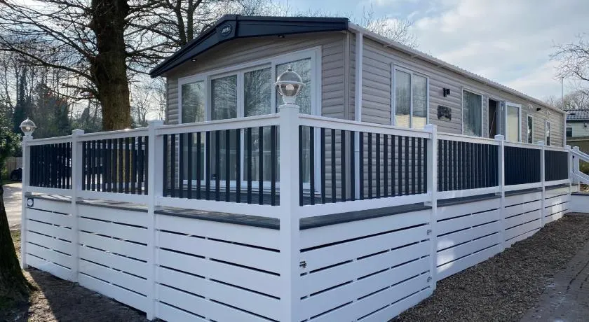 Coghurst Hall Holiday Home Sleeps 6, 2 bedrooms - Image 1