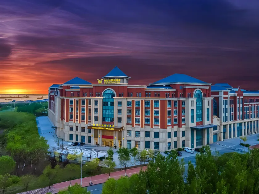 Vienna International Hotel 5.0 Tianjin Binhai New Area Eco-city Beitang Ancient Town - Image 1