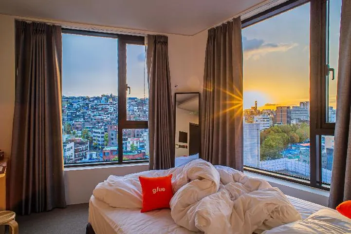 Glue Hotel - Image 1