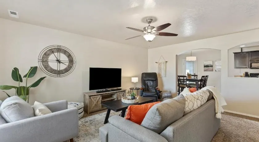 Pet Friendly Stay Sleeps 9 Pool Workspace - Image 1