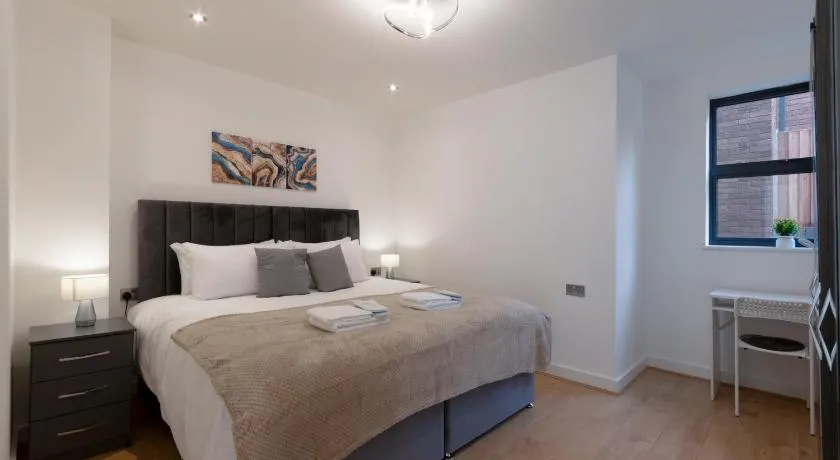 Modern Two Bedrooms Flat in Julien Road, CR5, London - Image 1