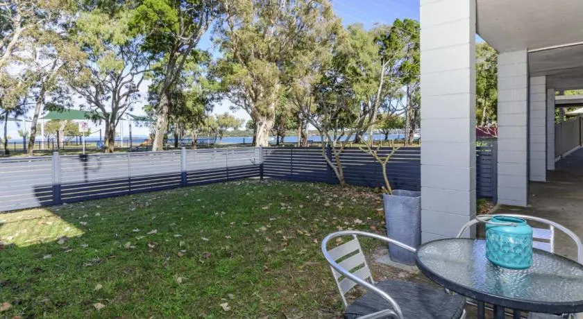 Charme und Komfort in dieser Erdgeschosswohnung mit Blick auf das Wasser! Welsby Pde, Bongaree - Image 1