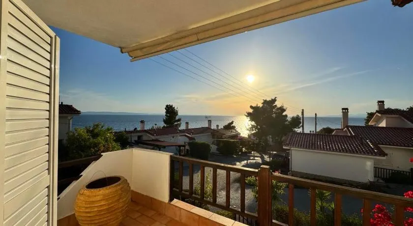 Seafront Private Apartment - Image 1