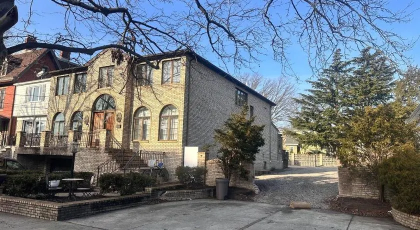 Mega Mansion! 6BR-3.5BA | NYC | MetLife | Parking - Image 1