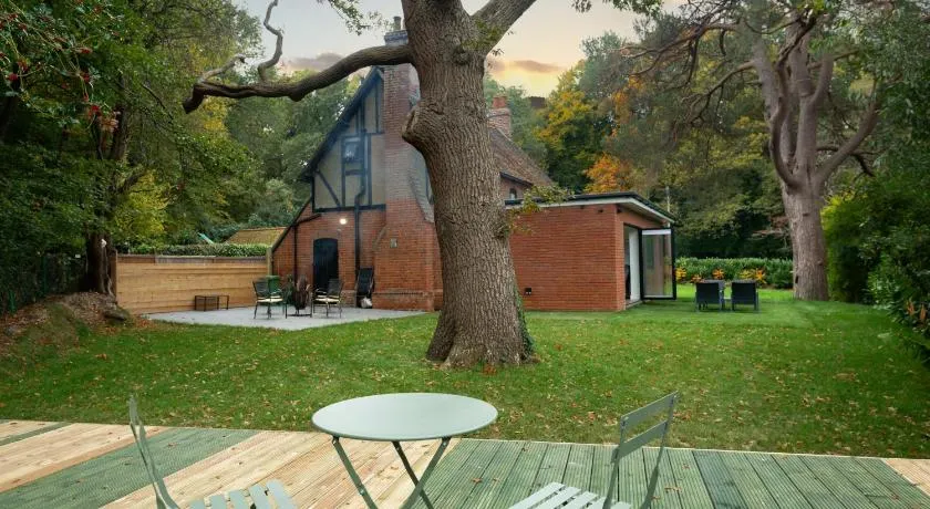 Amos Lodge Deluxe Accommodation - Image 1
