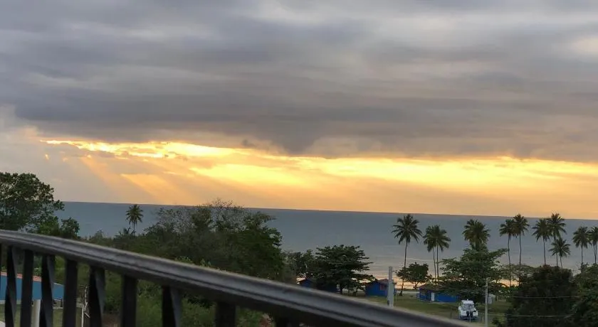 Stunning Sunset View, Walking distance to private beach - Image 1