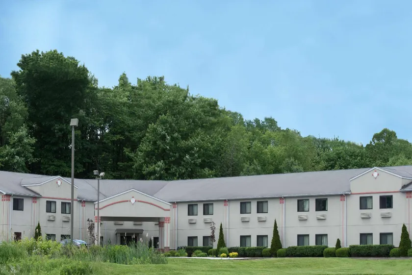 Super 8 by Wyndham Grove City - Image 1
