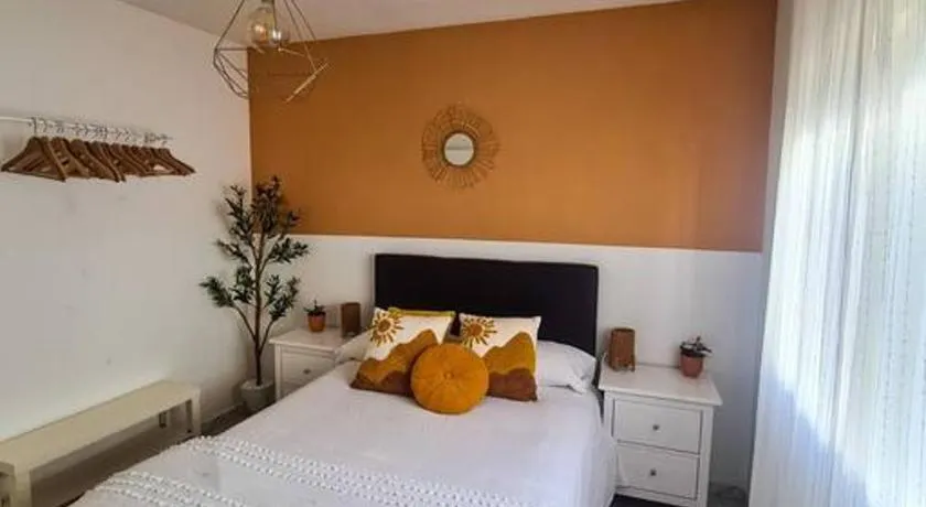 Nice beachside 2-BD apt near Barcelona - Image 1