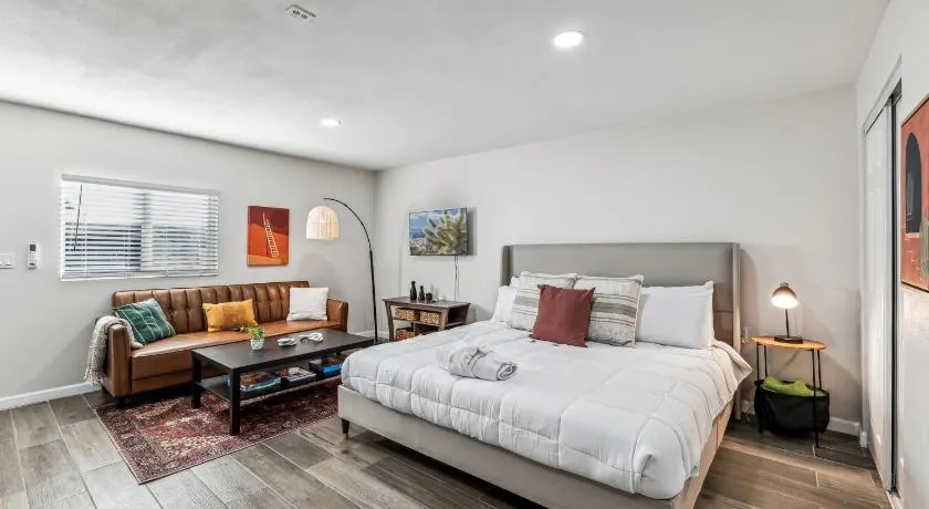Phoenix Mountain Retreat - Image 1