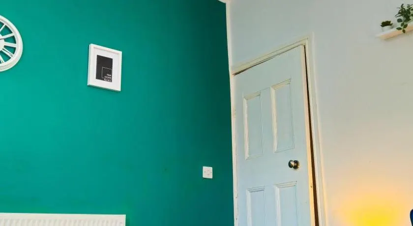 IVY GREEN HOUSE - STYLISH VALUE STAY, SLEEPS upto 7, LUXURY BEDS, CENTRAL, WIFI, NETFLIX, FREE PARKING - Image 1