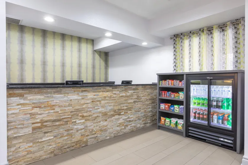 La Quinta Inn & Suites by Wyndham Downtown Asheville - Image 1