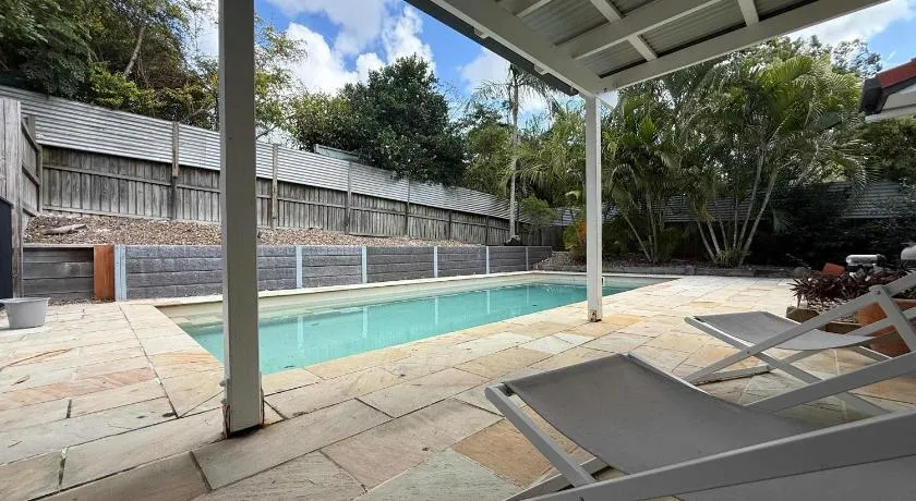 Midtown Oasis - Sleeps 9 - Image 1