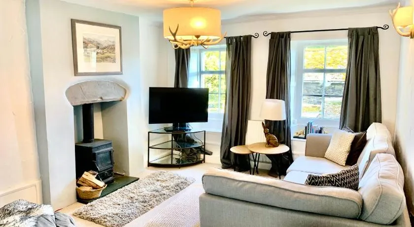 Quirky Cottage, Cosy Grade II listed 2 bed apartment Troutbeck Bridge - Image 1