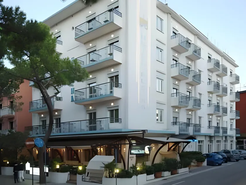 Regina Urban Beach Hotel - Image 1