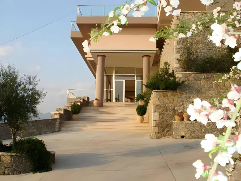 Belvedere Hotel - Image 1